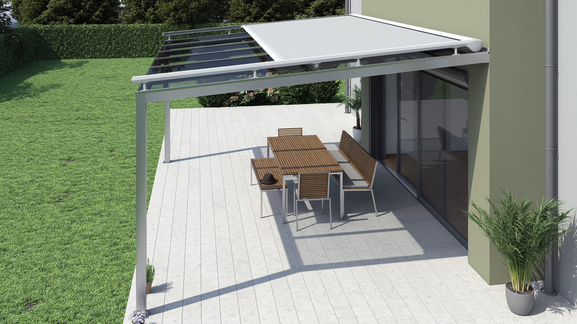 Moderní markýza nad prosklenou terasou s venkovním posezením a trávníkem
